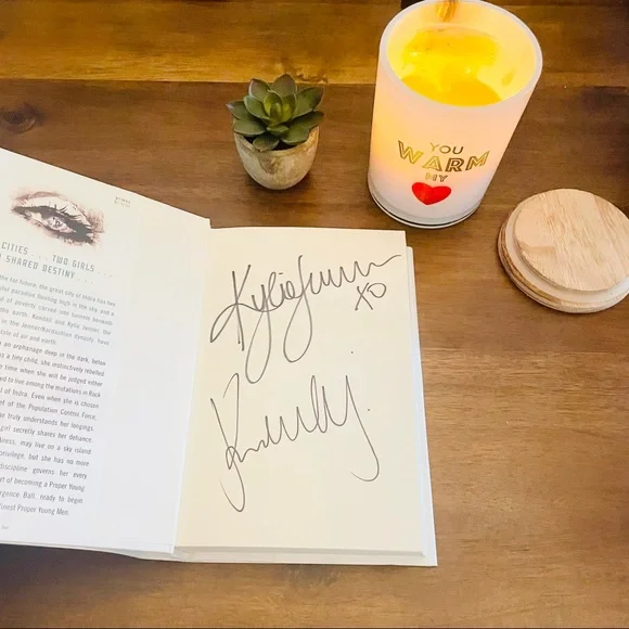 Rebels: City of Indra Hard Cover Book | Signed 2014 by Kendall & Kylie Jenner - Picture 3 of 5